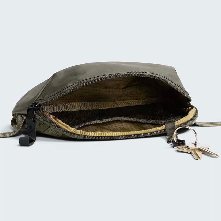 The North Face Travel Accessories New Taupe Green/TNF Black The North Face Base Camp Voyager Pro Travel Pouch - New Taupe Green/TNF Black